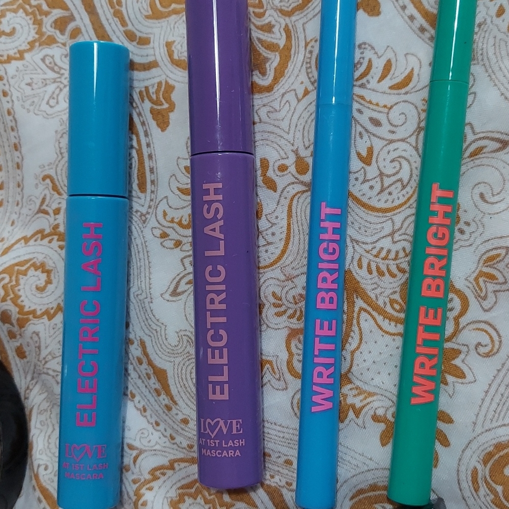 Lot of makeup - Picture 5 of 14